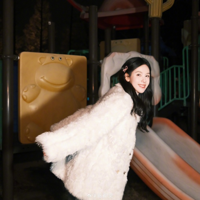 陈都灵这身穿搭，就问你们喜不喜欢嘛？