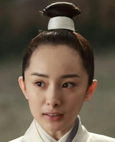 原来拍《三生》的时候，杨幂额头上还有痘痘。 ​​​