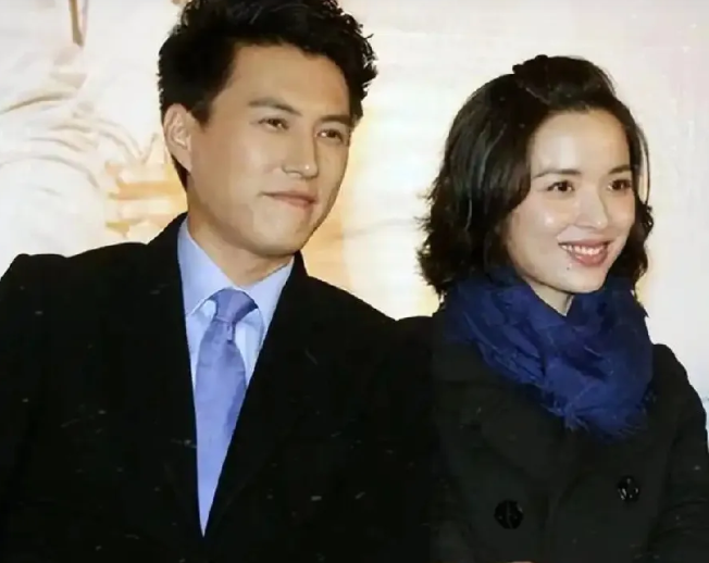 靳东这辈子做过最硬的一件事，不是在《伪装者》里演明楼
也不是在《我的前半生》里演