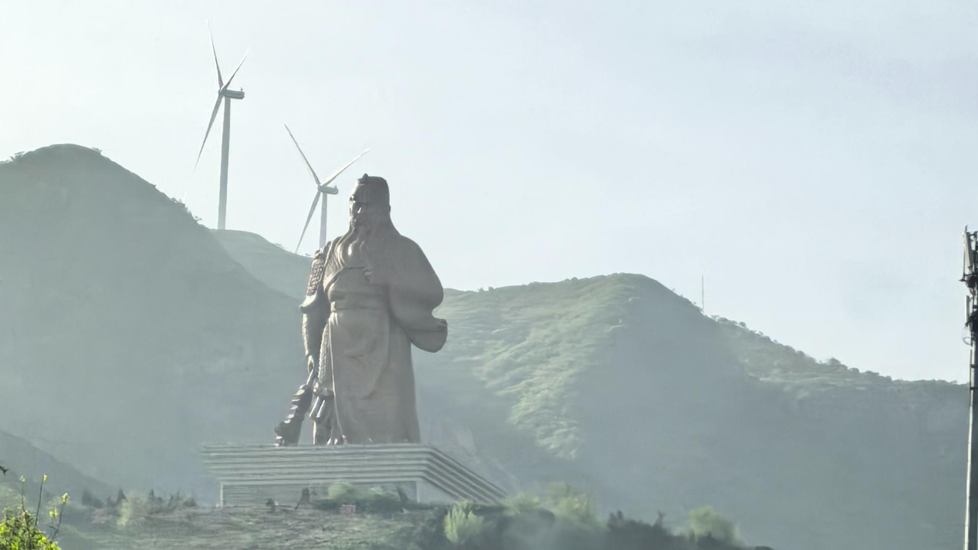 参观了这个身价“两个亿”的男人像，再去他的家庙拜一拜