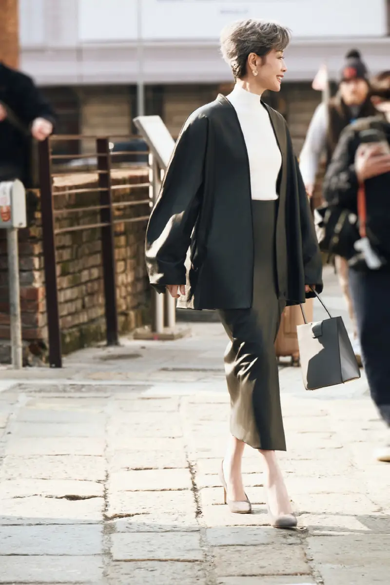 叶童晒照庆祝63岁生日 身穿大衣行走街头好惬意