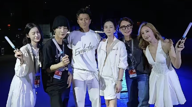 一场演唱会聚齐了谢霆锋一生中最重要的三个女人，唯独缺了张柏芝！
谢霆锋鸟巢演唱会