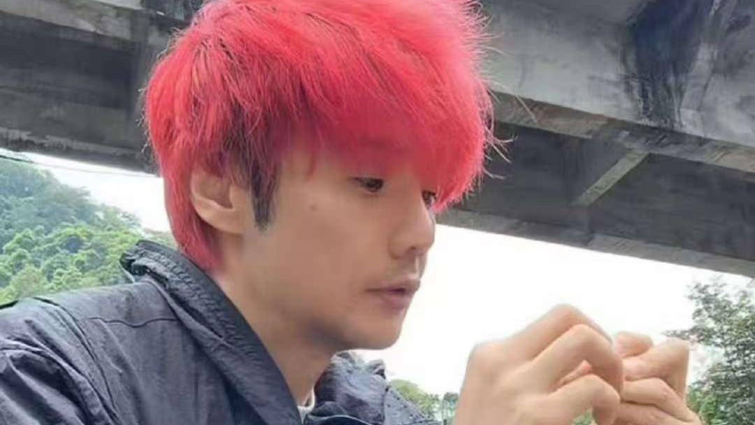 李荣浩钓鱼直播“翻车”，网友笑称：这“活人感”太真实了