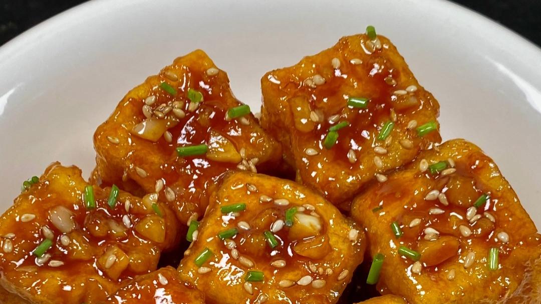 金黄脆壳裹柔情：浇汁脆皮豆腐的味觉画卷