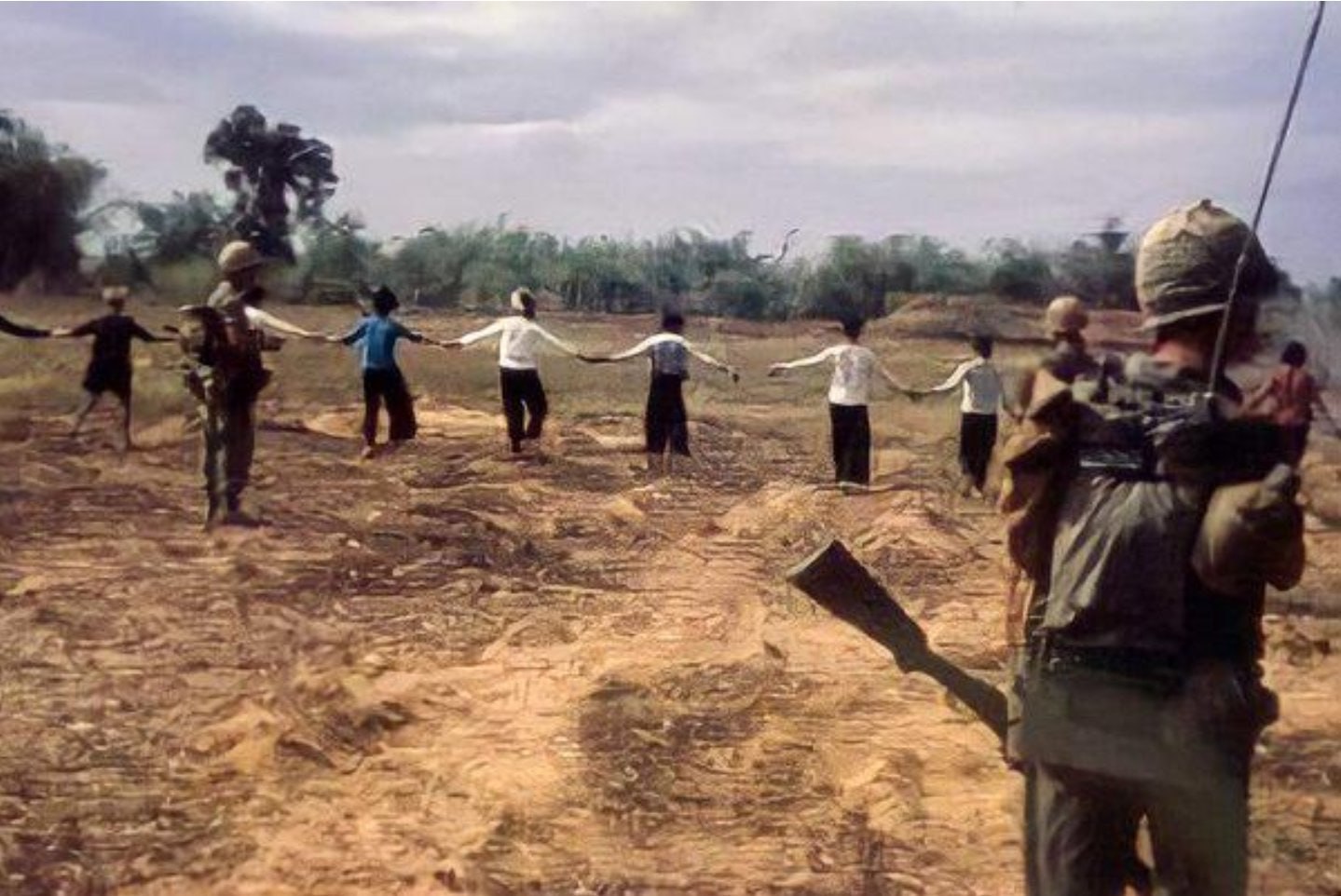 美国士兵强迫越南妇女充当“人肉扫雷器”，穿越雷区，越南战争（1966年）