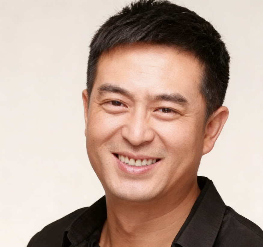 主持人问张嘉译:“你喝酒吗？”张嘉译摇摇头:“我不会喝酒。”主持人目瞪口呆:“你