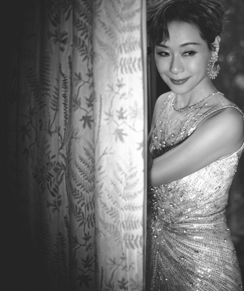 看叶童拍的写真，最大的感受就是她真正活出了属于自己的精彩