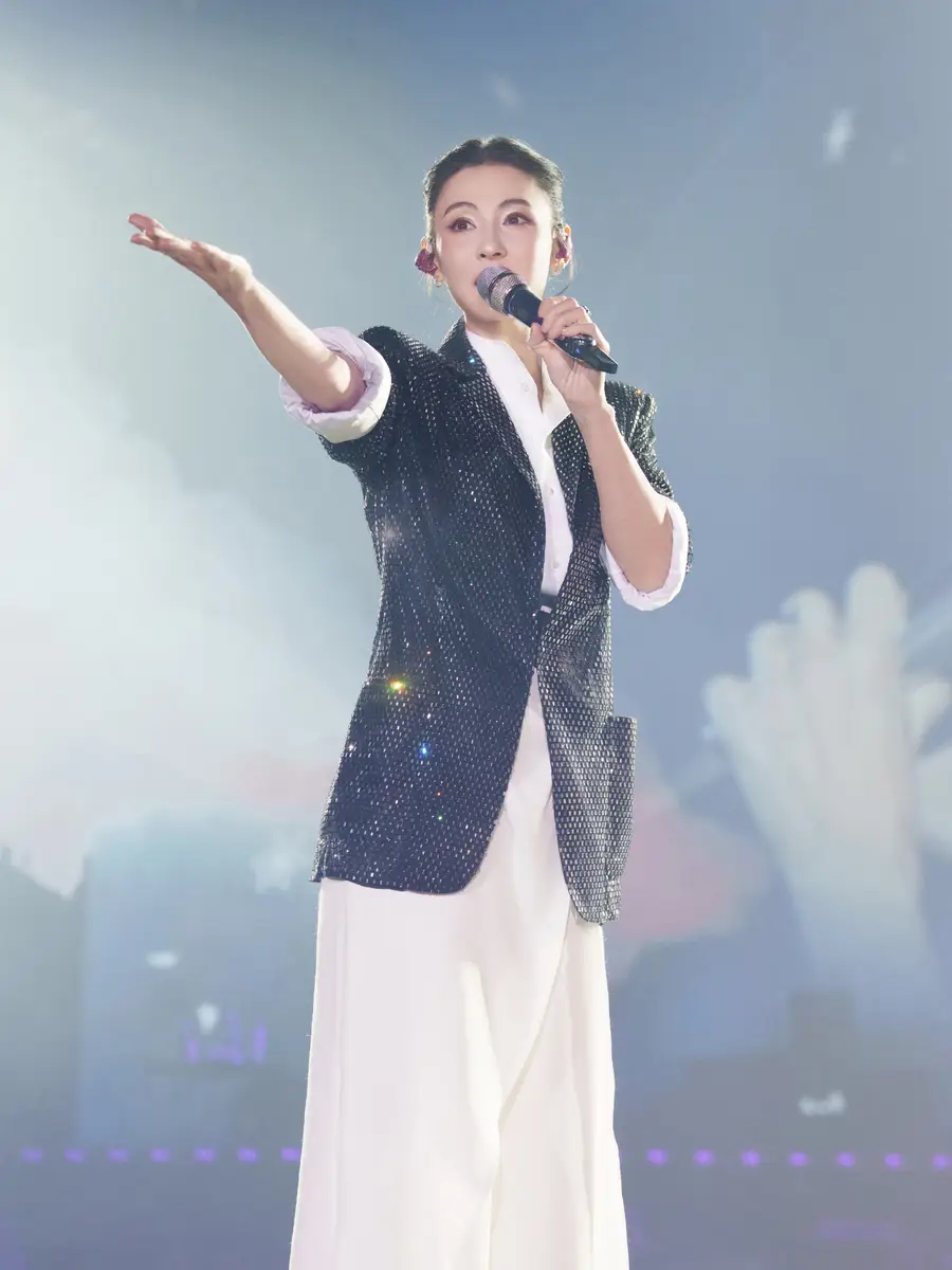 张柏芝穿黑色西装现身钟嘉欣演唱会 两人贴贴画面超甜