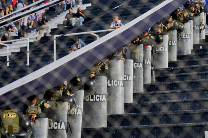 秘鲁球迷聚集发生事故，一人死亡数十人受伤