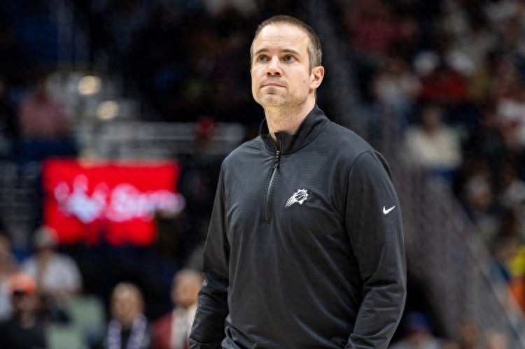 奥特，你该调整首发了～

三后卫+驴+大罗明显尺寸上不足，格林要对上锋线明显吃亏