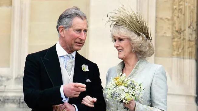 21年前查尔斯卡米拉大婚，28位宾客见证，女王为何缺席？