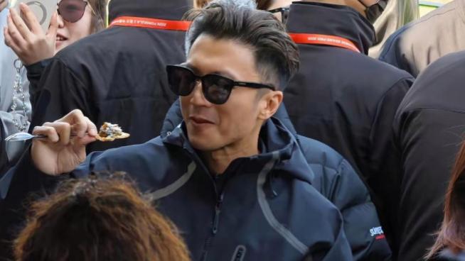 谢霆锋现身F1现场！吃零食玩自拍，真实到引全网热议