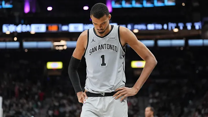 文班的肋伤好像还没好利索，有好几次捂着伤处，后天真的要拼掘金吗？

马刺的目标是