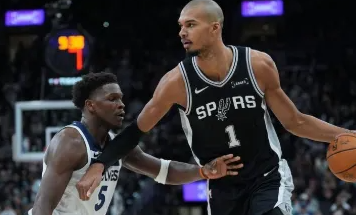 明日NBA季后赛次轮，森林狼对阵马刺。
据统计，维克托-文班亚马生涯与安东尼-爱