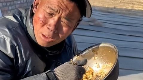 煤场老板囚禁残疾人19年，吃饭的碗还没有狗盆干净