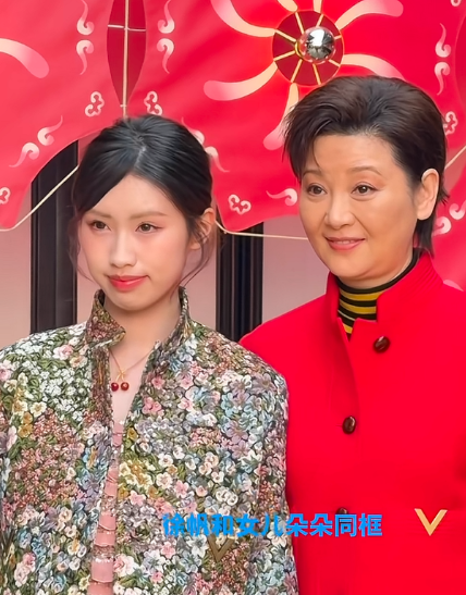 钱真的养人，
以前那么普通的女孩，现在这么漂亮！虽然是领养的，
但这长得和冯小刚