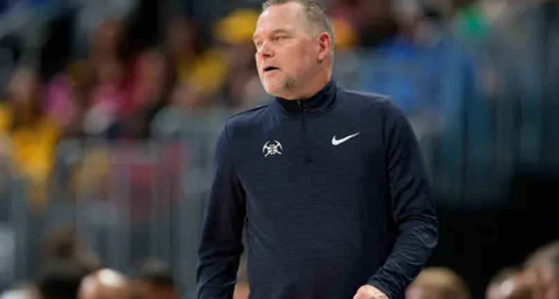 在正式接受执教邀请之前，迈克尔·马龙其实多次拒绝了北卡罗来纳大学篮球队的接触。他