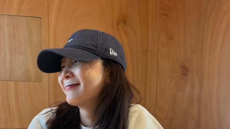 崔智友晒与女儿照片：带孩子喝下午茶，女儿伸手为她擦嘴好温馨！