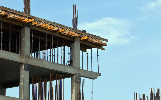 建筑工地究竟有多黑暗？59岁监理拒签豆腐渣工程，深夜遭3人围殴致4根肋骨骨折！