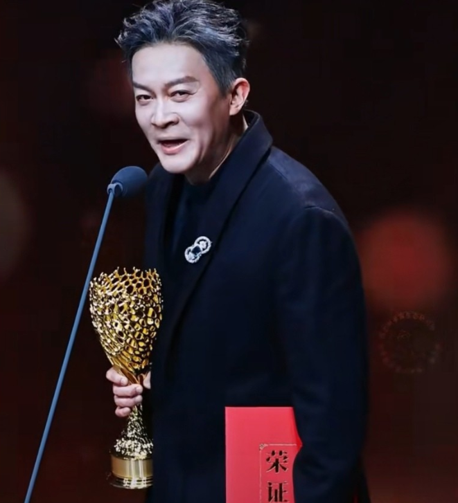 48岁的杨志刚是内娱首位一边领奖一边发出质疑评委的第一人
凭借《唐朝诡事录之长安