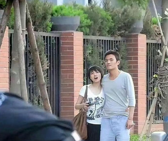 早年高圆圆跟于小伟处对象被网友偶遇