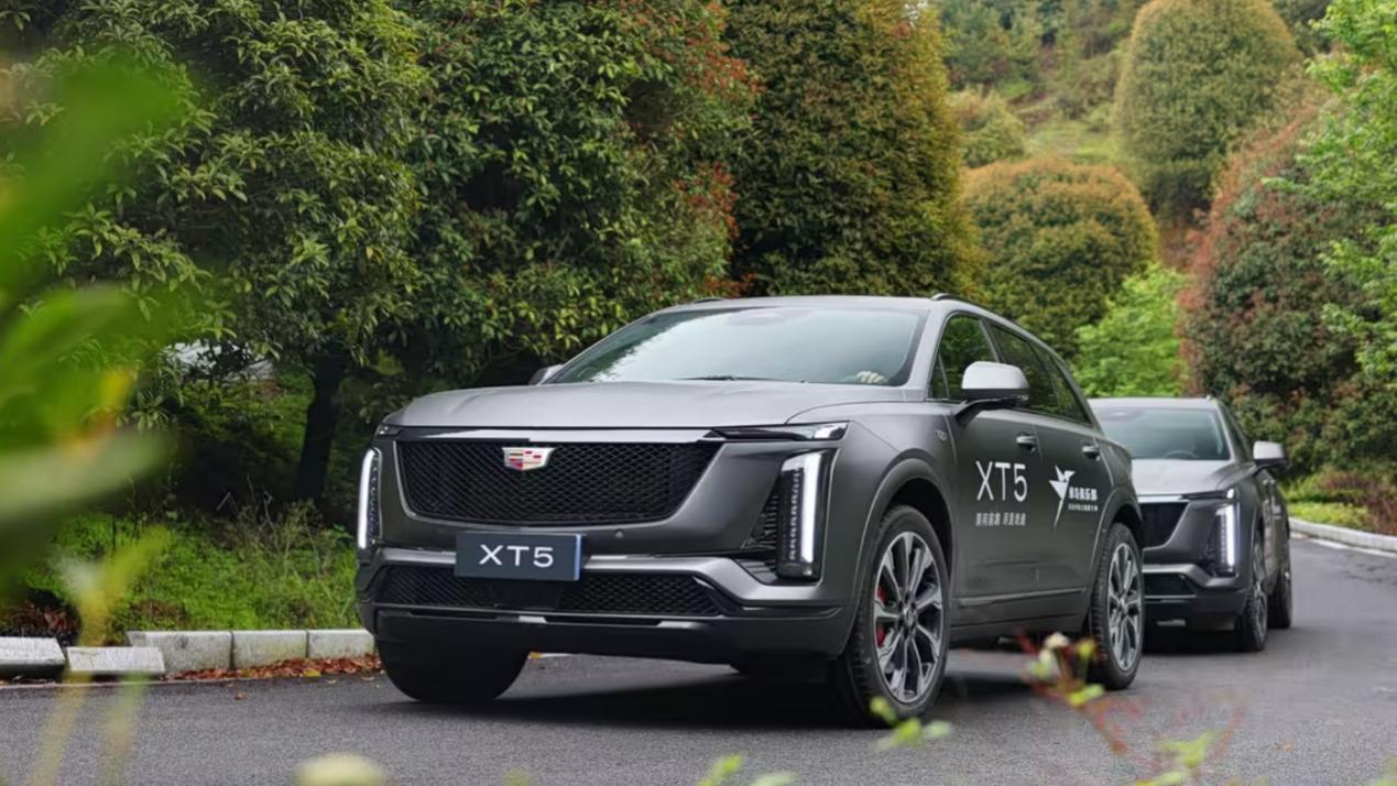 凯迪拉克全新XT5携“东漓灰”及“金身计划”焕新登场，戚薇泛舟助阵