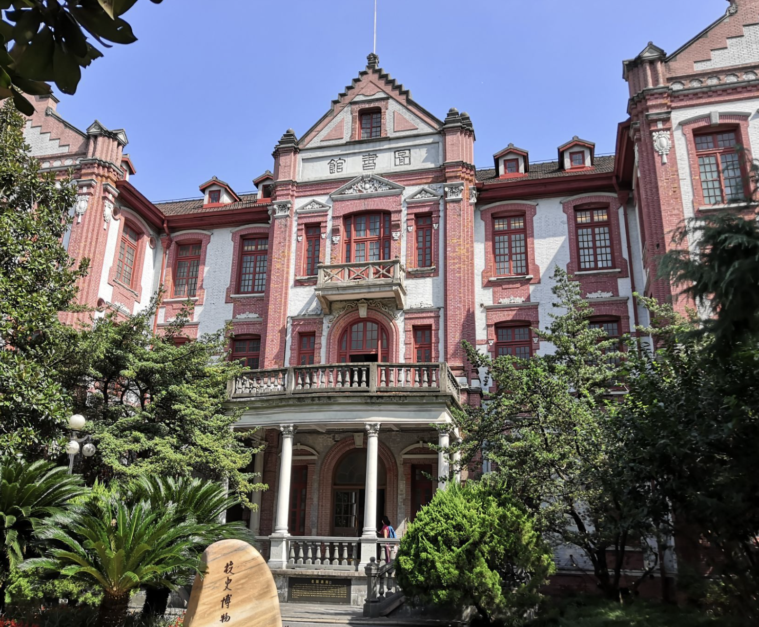 上海交通大学一位优秀学生代表女生为五千奖学金竟欺骗同学。
起因是她和一位大佬同学