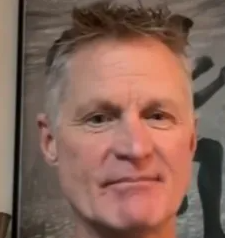 勇士主帅科尔做客了一档播客节目，被问到在交易截止日前，有没有什么内幕消息。
科尔