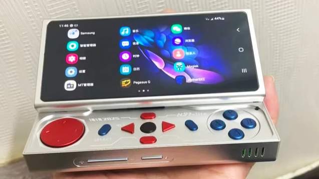 人工组装出来的超级游戏手机：4.6英寸小屏按键齐全，团战更流畅