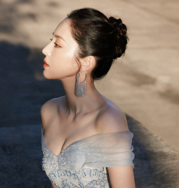 董璇的这抹胸白裙，这整体的妆造如何？