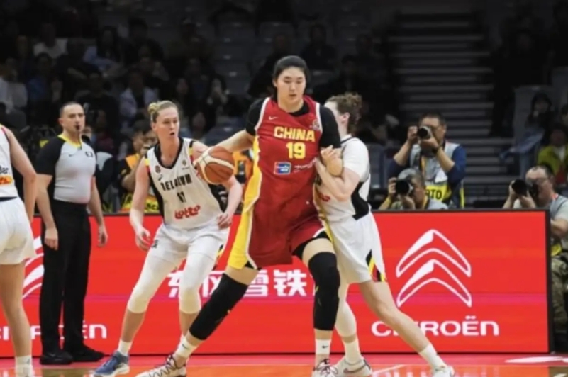 中国女篮的优势在于内线。身高2米26的张子宇的出现，对对手来说简直是“降维打击”