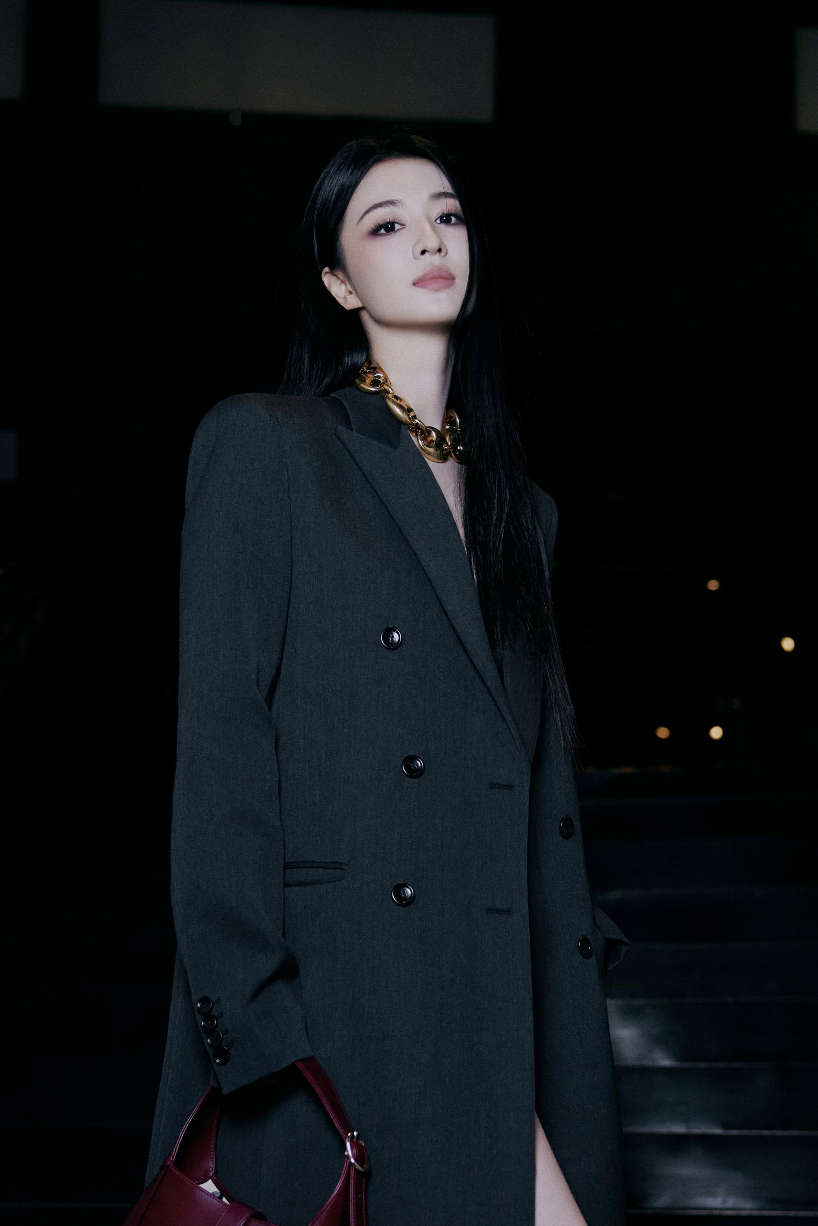 王楚然杀疯复古门廊！黑大衣+短裤“腿精公式”封神，这穿搭我直接抄作业！