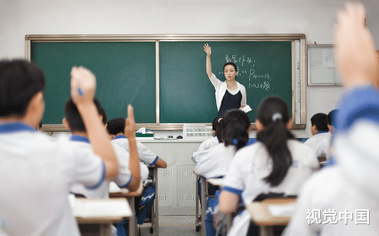 家长联名举报我布置作业多，家委逼我做全校检讨后，我实施快乐教育，他们却急疯了