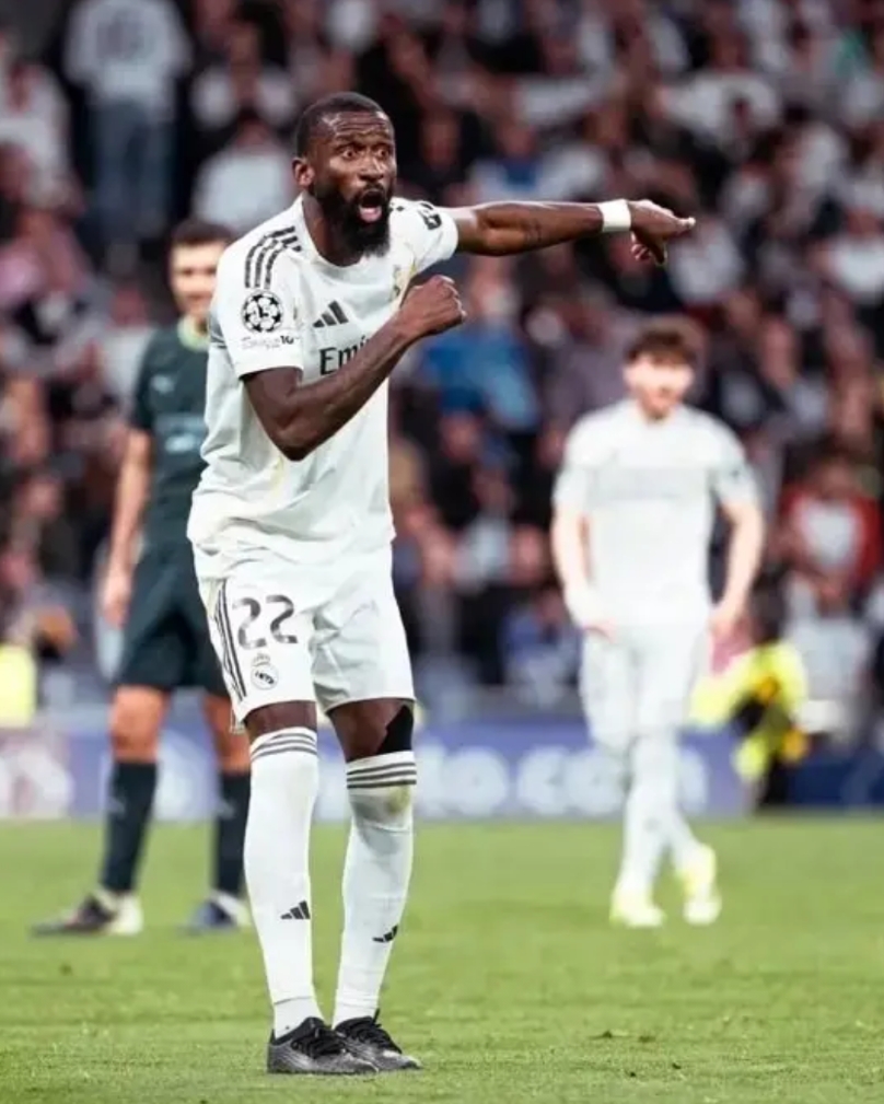 在吕迪格的续约问题上，皇马高层表现的太过抠门，一份降薪一半的合同有可能逼走这位功