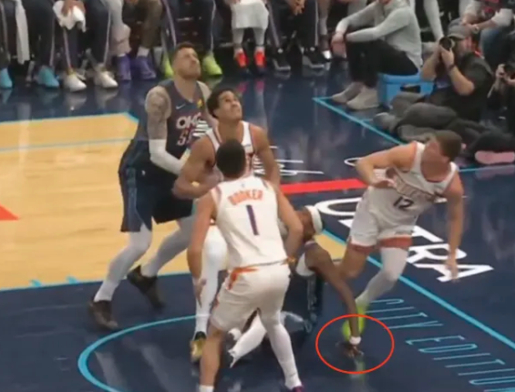 NBA季后赛，雷霆战胜太阳。
亚历山大谈及自己的手部情况：“不清楚。我起跳落地之