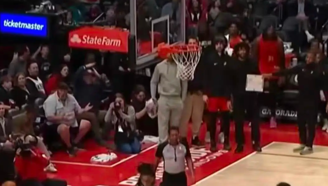 今天回看了下瀚森技犯那回合，发现其实开拓者其他球员还是可以的

被里斯撩到后，罗