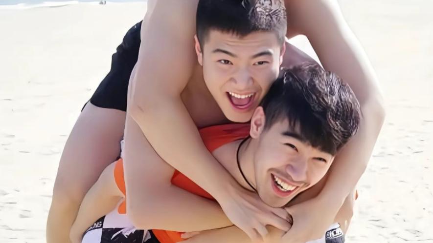 罕见的中国男乒3位少年郎的合影：樊振东又白又帅，梁靖崑很可爱