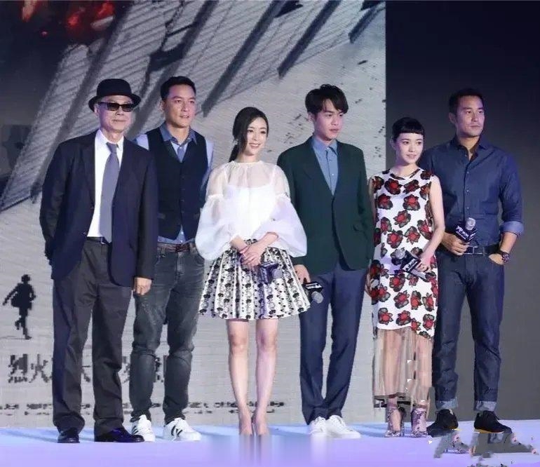 张若昀的身高真的是个谜，坐在吴彦祖身边显得又瘦又小。
其实站起来张若昀真的不低，