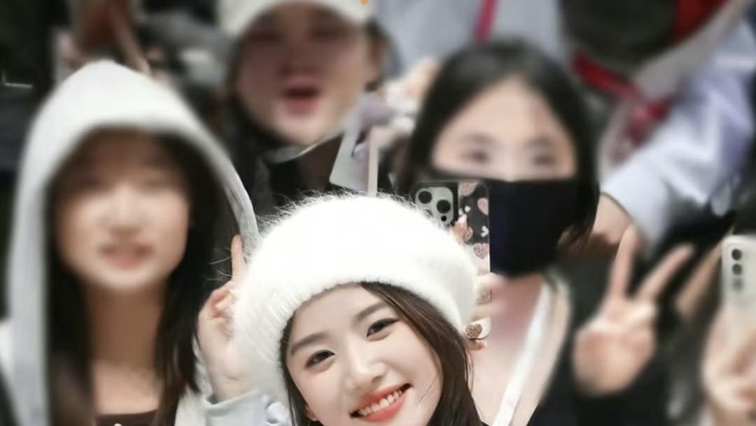 卢昱晓回应跪下和粉丝合照