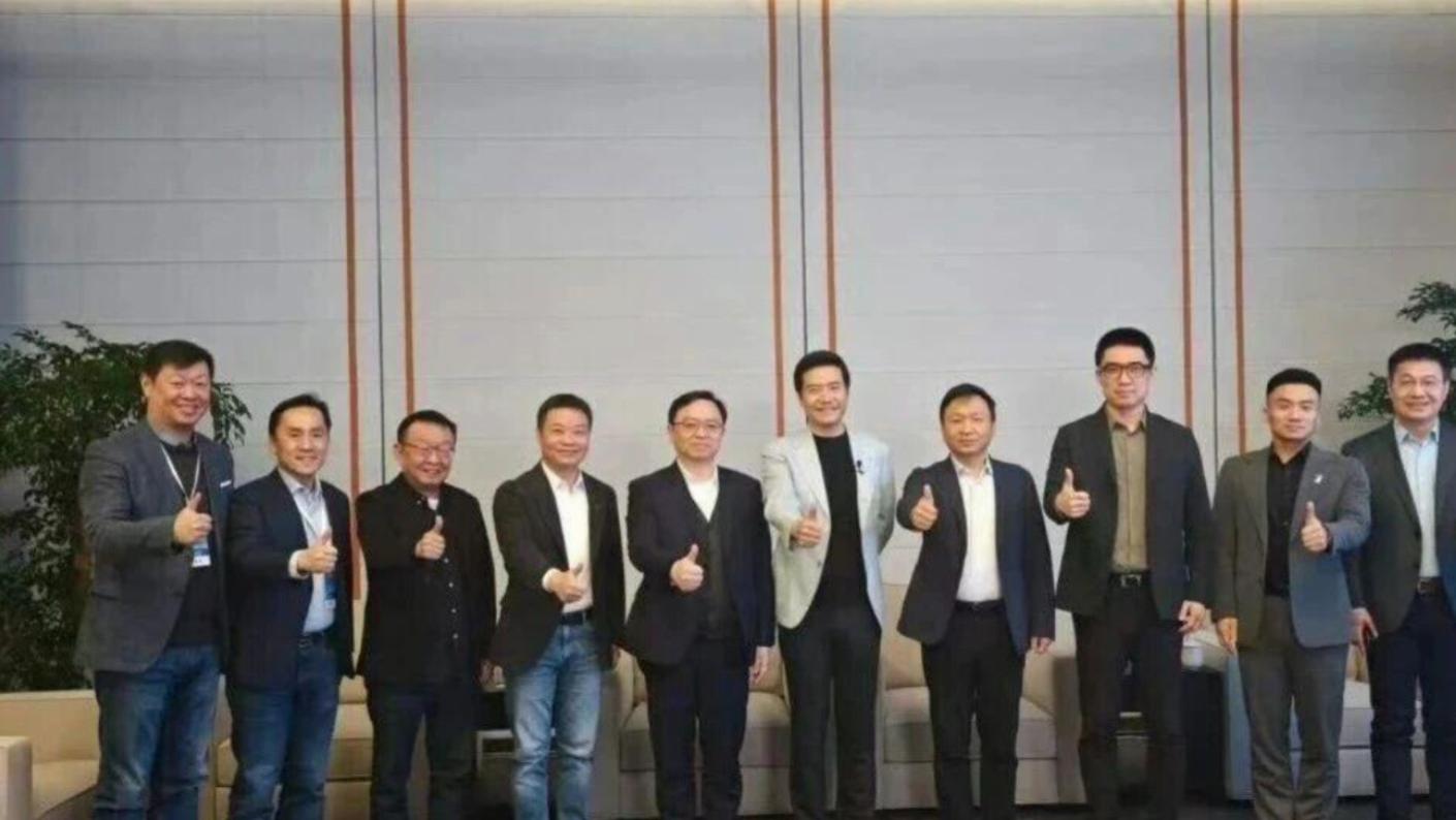 小米新一代SU7 雷总请了半个车圈的老总到场支持