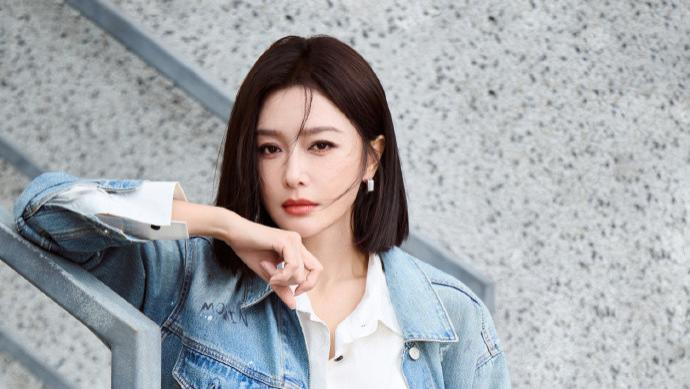 秦岚的牛仔套装，这妆造很春天！