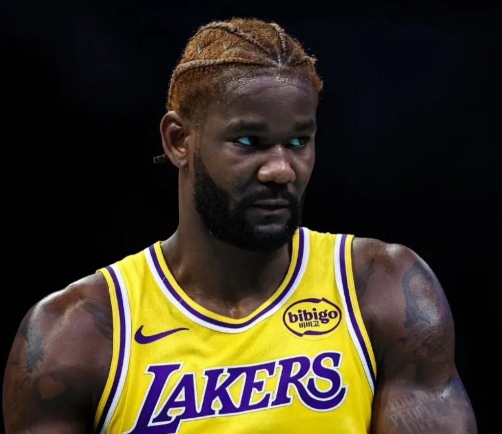 卡佩拉今天是出气了！
艾顿最近在湖人打得不顺，抱怨称：他们想让我成为卡佩拉，但我