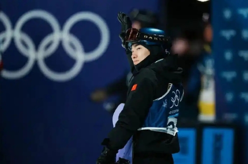 米兰冬奥会单板滑雪男子大跳台决赛，中国新星苏翊鸣以总分168.5分夺得铜牌。日本