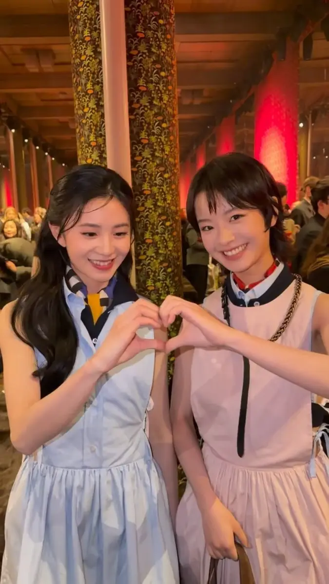 刘浩存与李庚希参加巴黎时装周！二人秀场比心合影超有爱