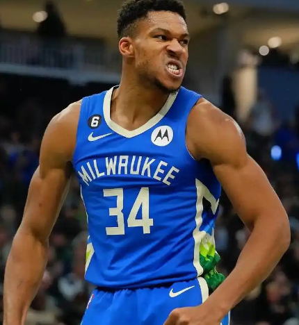 雄鹿在进攻天赋如此糟糕的情况下去补防守资源是毫无意义的。字母是一个没有投射的核心