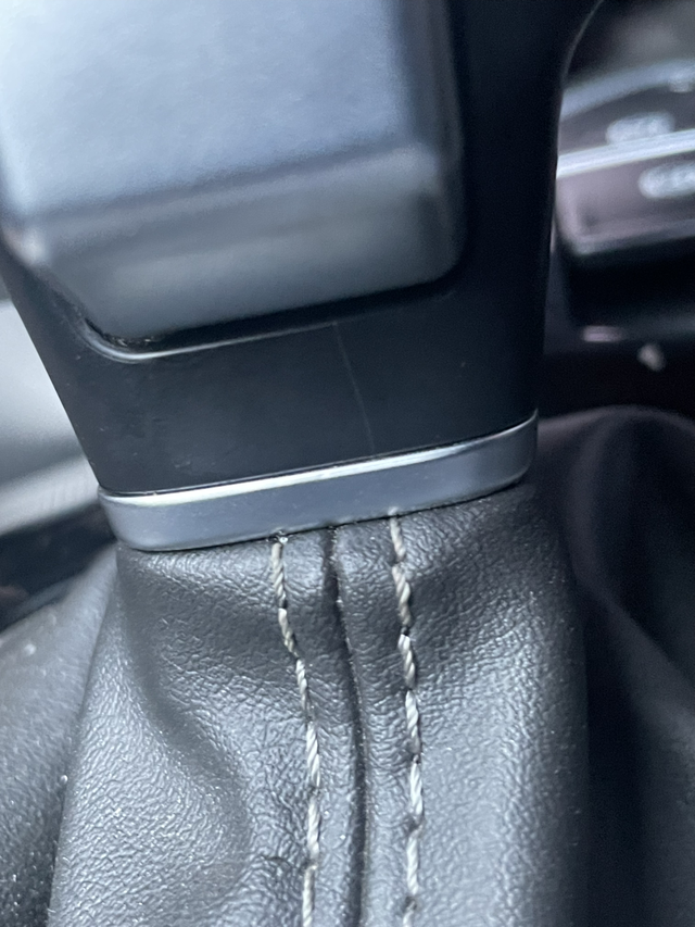 22 款的车友
有这情况吗？刚出质保期半年，裂了