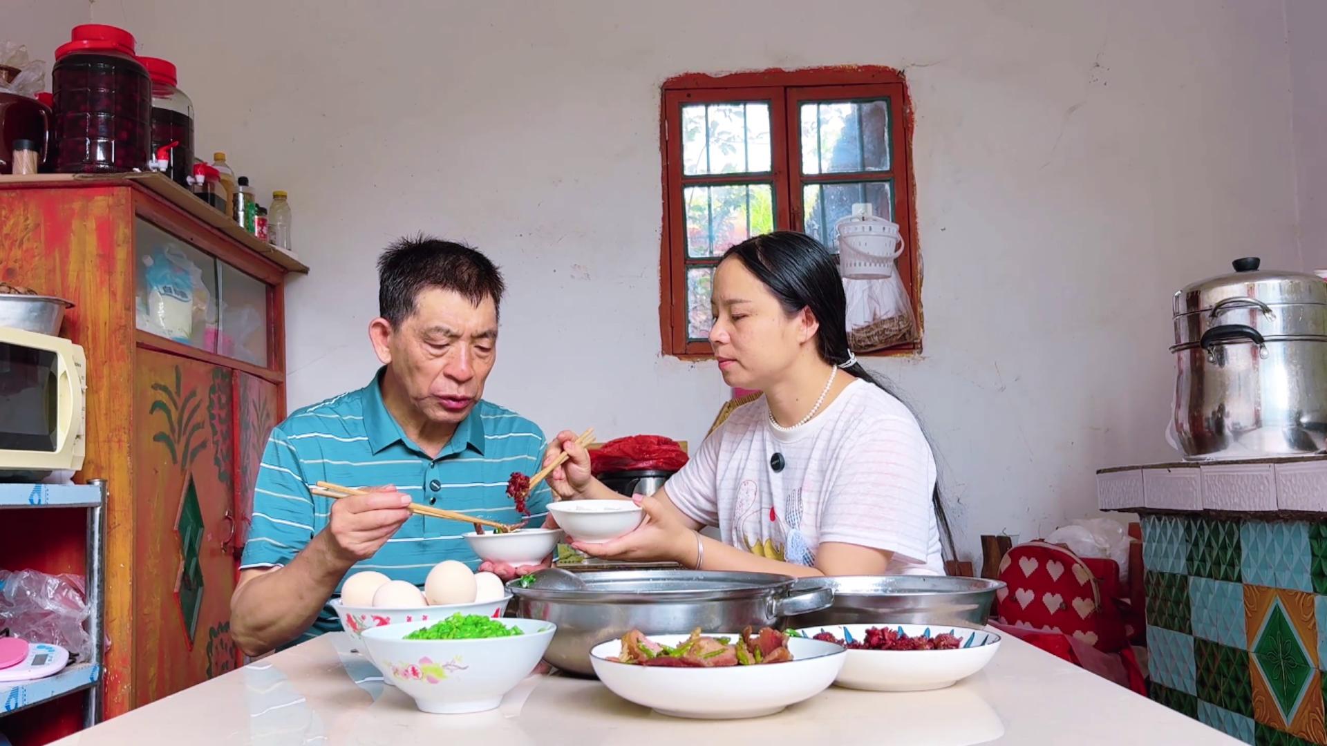 公公打工回来想吃肉，儿子不在家，看看儿媳如何待公公