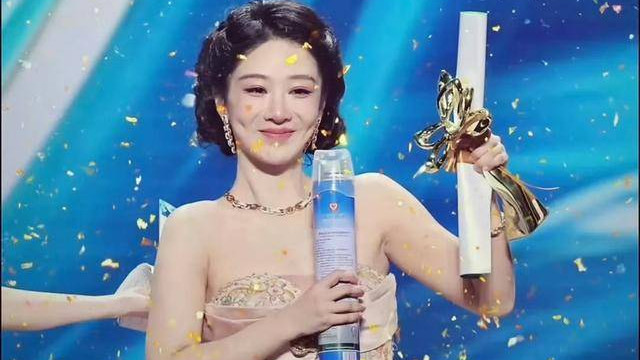 当众提名，顶峰相逢！听到杨紫拿下视后，肖战的下意识举动戳哭