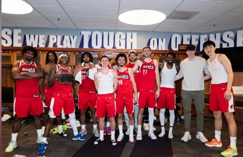 开拓者这个赛季的进攻体系是什么
简单而言就是投抢风格的野蛮篮球，战术非常简单自由