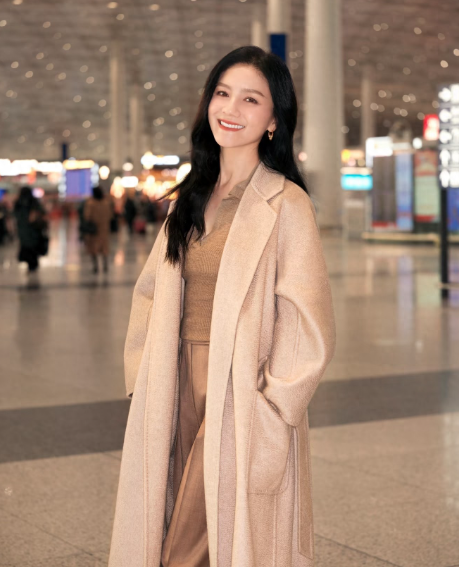 50岁胡可亮相米兰时装周
身穿咖色大衣，气质优雅！